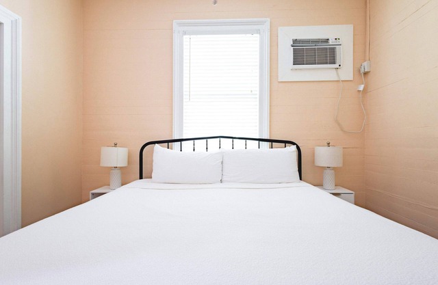 Heated Pool, Private Parking - Creme Brulee Suite