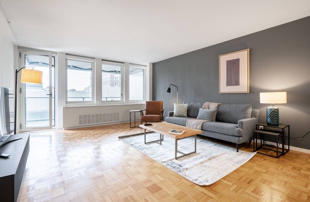 Hip Back Bay 1BR w/Gym, Doorman, nr. Copley Mall, by Blueground