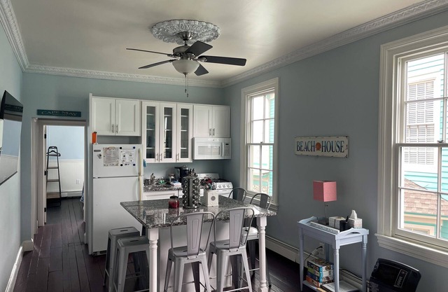 Historic 1890 Victorian 2nd Floor Apartment a block from beach!