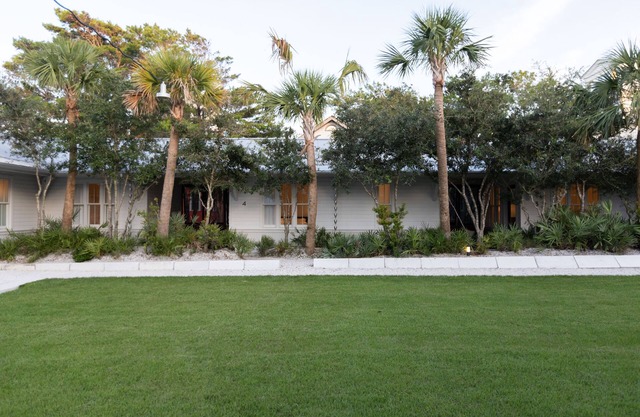 Historic The Court Boutique Hotel in SeasideFL– Walk to Beach + 2 Bikes