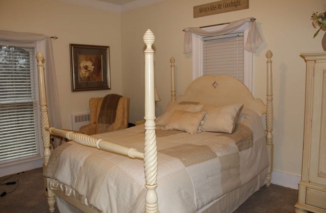 Historical Monroe Manor - Magnolia Room