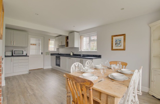 Hoist Cottage - Three Bedroom House, Sleeps 7