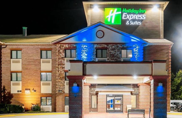 Holiday Inn Express & Suites - Olathe South, an IHG Hotel