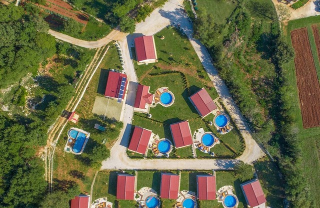 Holiday house with private pool for 4-6 persons in the holiday park Jelovci