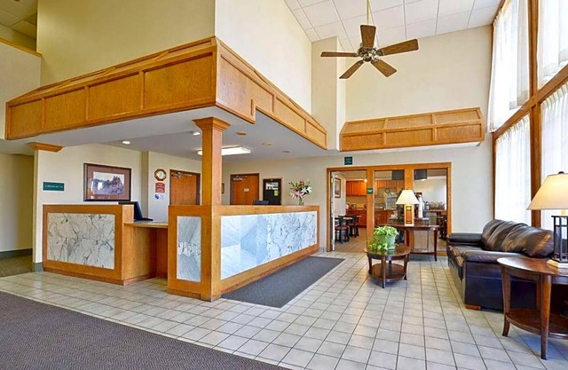 Holiday Inn Express & Suites Blackwell, an IHG Hotel