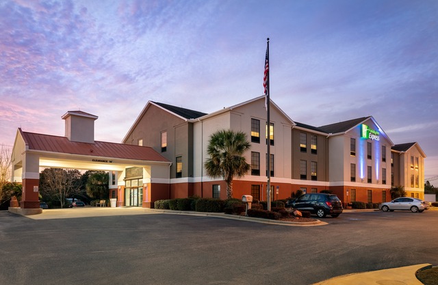 Holiday Inn Express & Suites Milton East I-10, an Ihg Hotel