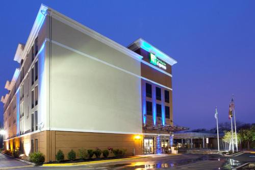 Holiday Inn Express Washington Parkway Ihg Hotel 