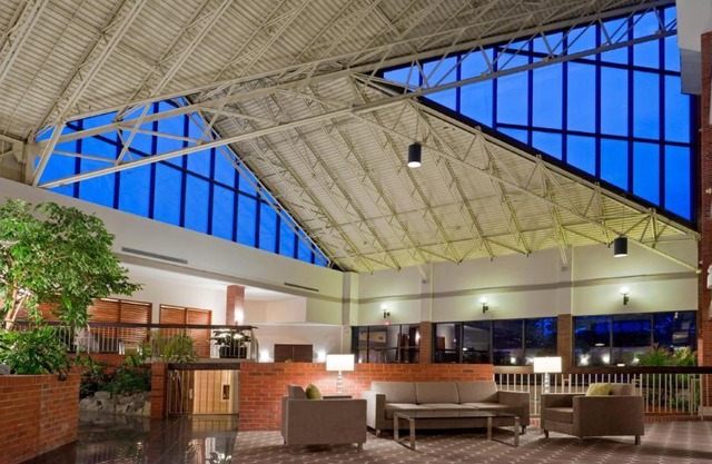 Holiday Inn Oakville Centre Ihg Hotel 