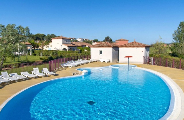 Homerez - House for 6 ppl. with shared pool, garden and terrace at Homps