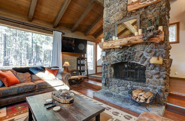 Hot Tub, close to SHARC, double-sided wood-burning fireplace, peaceful