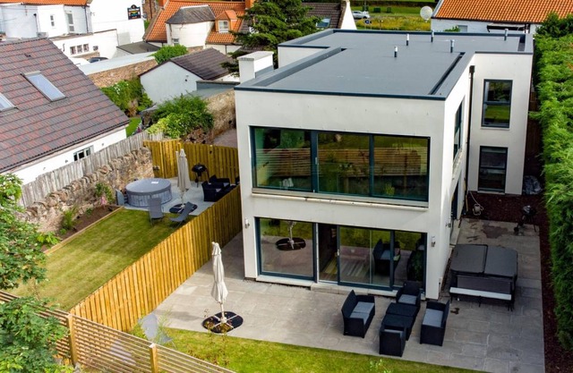 *HOT TUB* Entire 6 bed East Lothian luxury retreat w/garden + hot tub, sleeps 12