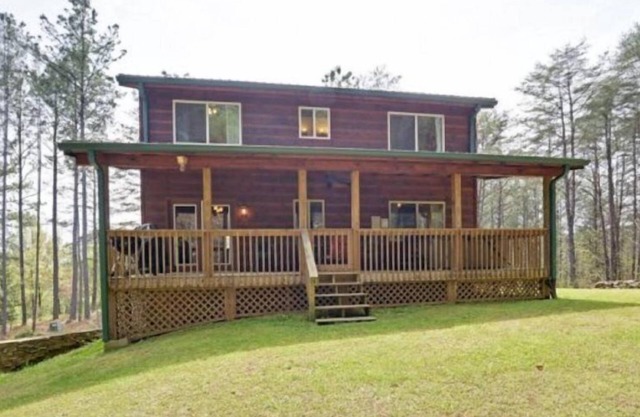 Hot tub,minutes to Ocoee river whitewater rafting and hiking, pool table, Pet Friendly, fire pit