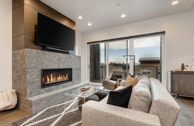 In Canyons Village with Luxury Amenities, 3 Master BD + Private Hot Tub!