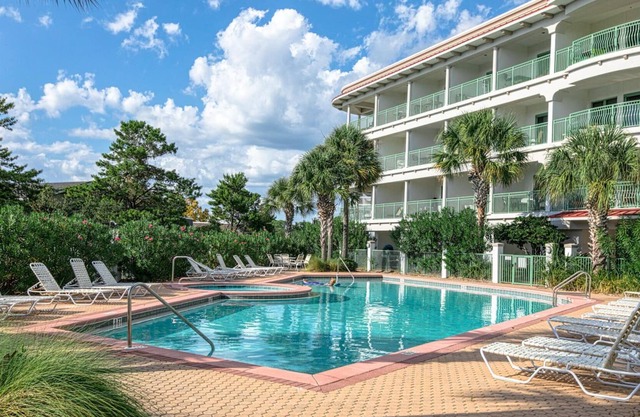 Inn at Seacrest 201 on 30A, Seacrest Beach, balcony, King Bed, all new !