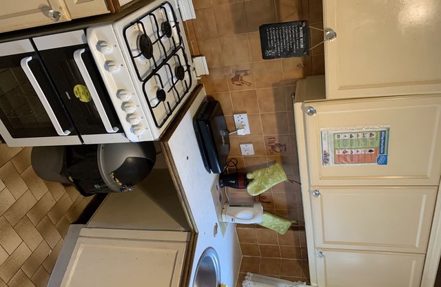 Inviting 4-Bed House in Crawley