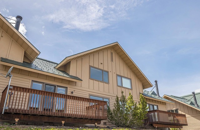 Inviting Ski-In/Out Big Horn Home!Fireplace, Walk to Resort or Lake Lavinsky!