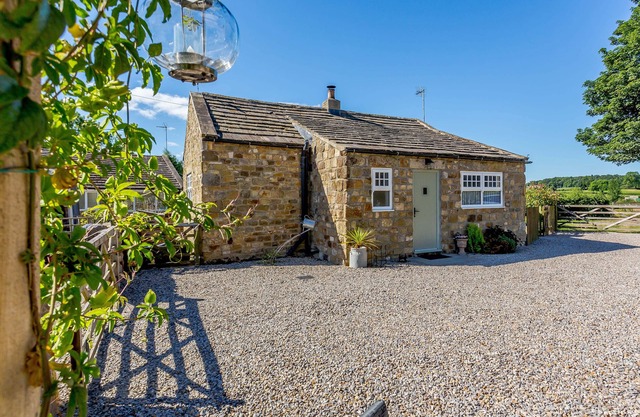 IVY COTTAGE, romantic, luxury holiday cottage in Grewelthorpe