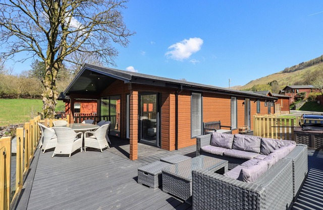 JINNYSPINNER LODGE, pet friendly, with a garden in Windermere
