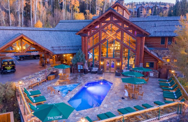 Junior suite w/kitchenette, gas fireplace & ski in-out