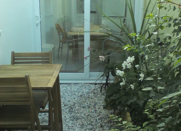 Just a few steps to the seafront & all amenities, cafes, restaurants & bars