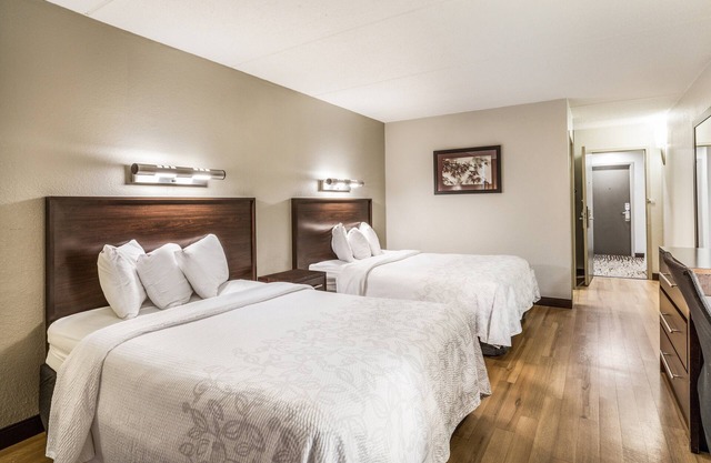 Just Minutes From The Ottawa River! Free Parking, Short Drive to Medford Square!