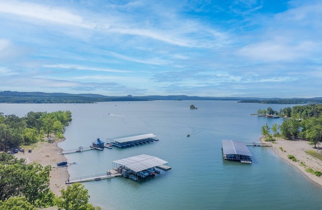 King Bed, Private Balcony, Lake View - Must See! - Indian Point (U1502A)