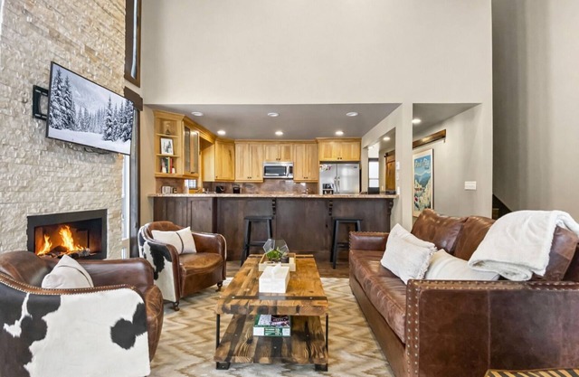 Kings Retreat! Walk to Ski Lifts-Year Round Pool and Hot Tub! Golf Course View!