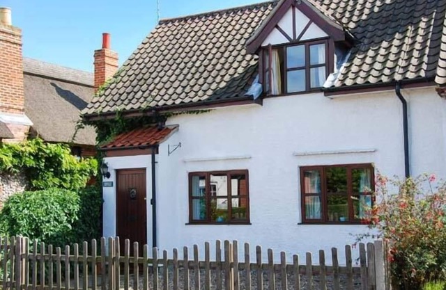 KINGSLEY COTTAGE, pet friendly, character holiday cottage in Stalham