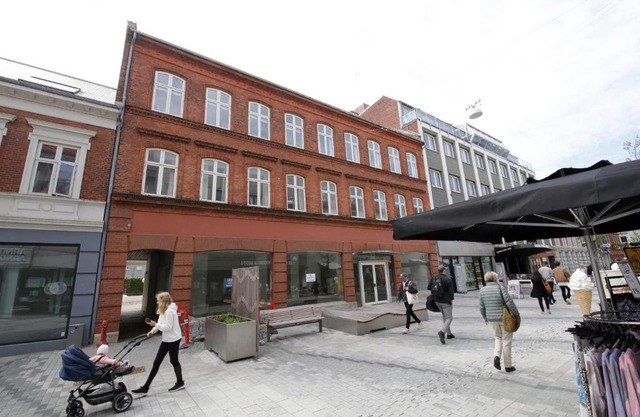 Kongensgade 32. 1 floor to the right