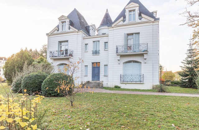 La Reine Blanche Min Paris 