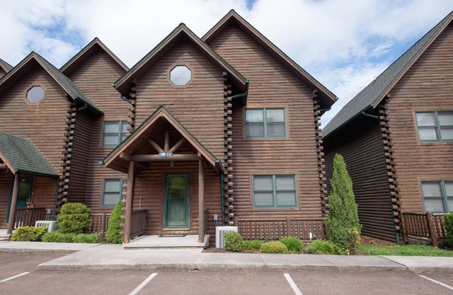 Lake Access Townhouse #16 w/Hot Tub, 2 Indoor Fireplaces, & Game Tables!