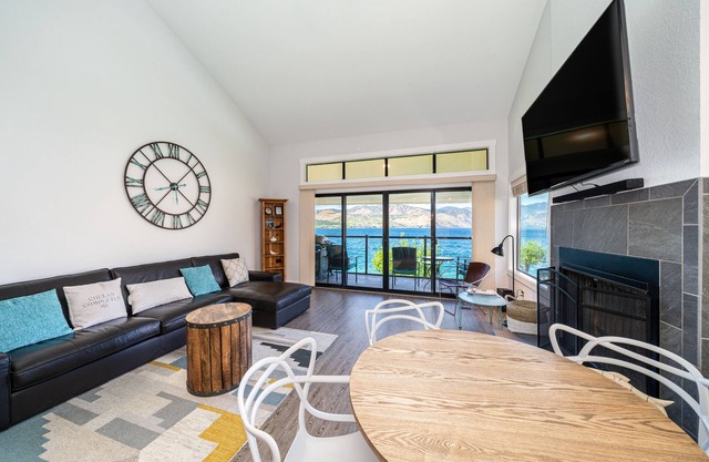 Lake Chelan Shores Blue Water Escape - Close to Beach and Amenities!