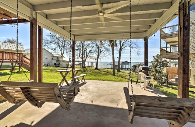 Lakefront Livingston Retreat Porch Kayaks 