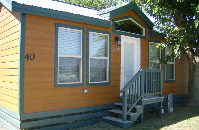 Lake Minden Camping Resort Cottage 3