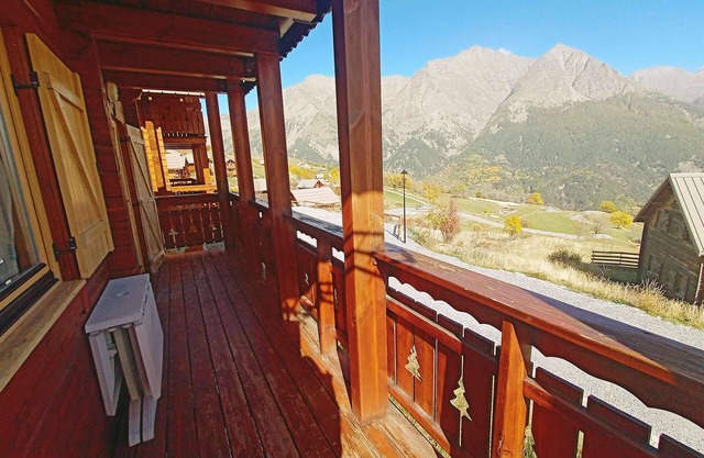 Large chalet sleeps 8 in Réallon