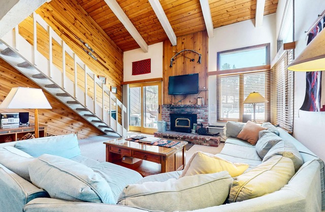 Large Rustic & Bright Home. Pool & Tennis Court On-site, Near Restaurants