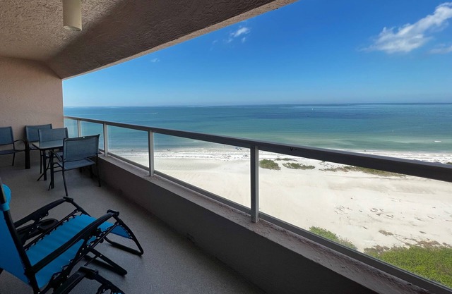 Crescent Beach Club 