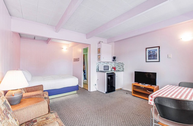 Lavender hideaway for two with fast WiFi & a kitchenette - one dog welcome