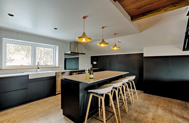 Le Chalets- King of the mountain- sleeps 18 by ABM