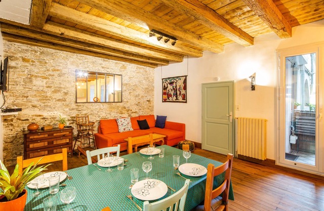 Cours Saint Pierre Entre Château Et Cathédrale 