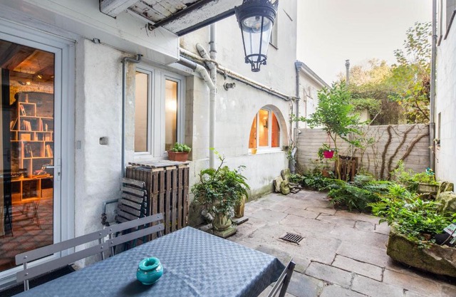 Cours Saint Pierre Entre Château Et Cathédrale 