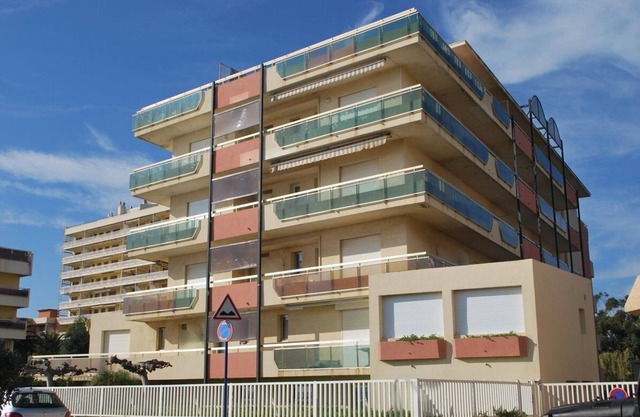 Le Lavandou, 1 bedroom apartment to rent for 4 people, beautiful sea-view from all rooms, direct.
