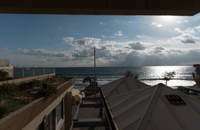 Le Lavandou, Charming cabin studio to rent for 4 people, seaview, direct access to the beach