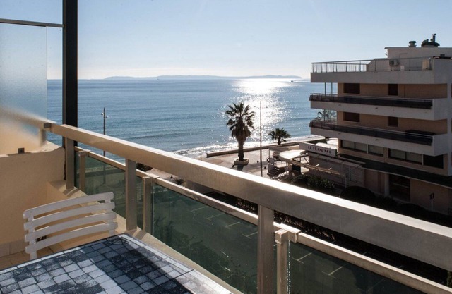 Le Lavandou, Comfy cabin studio to rent for 4 people, sea view, direct access to the beach