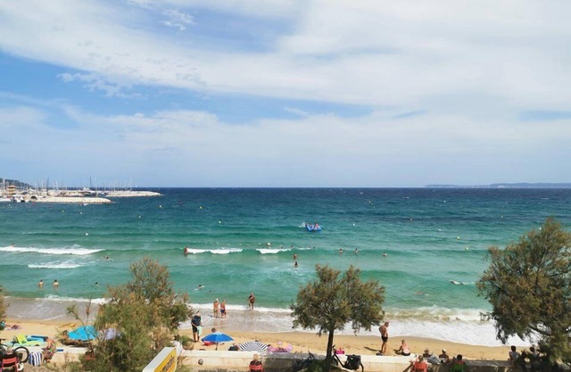 Le Lavandou, Nice one-bedroom to rent for 4 people, seaview, steps from the beach