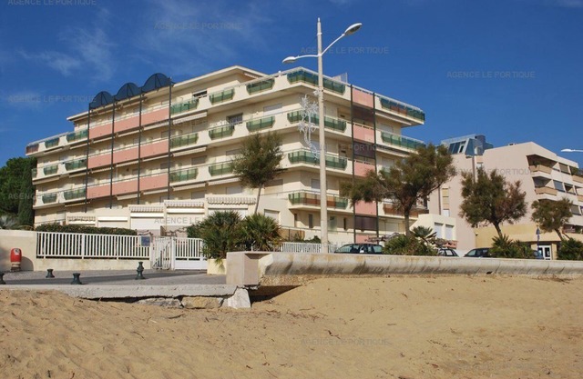 Le Lavandou, One bedroom apartment to rent for 4 people, sea view, direct access to the beach