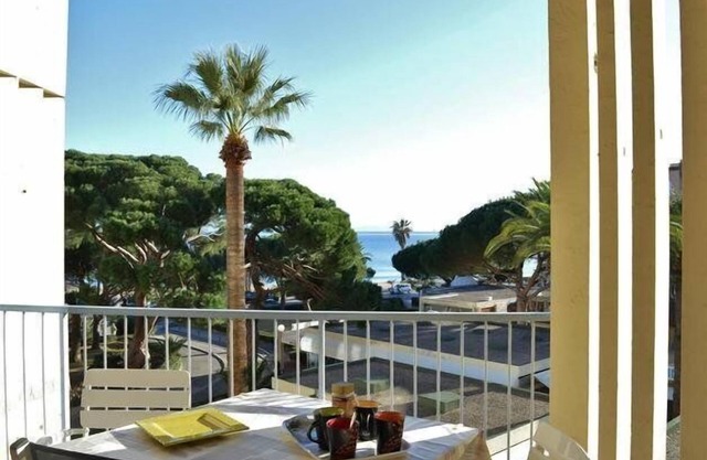 Le Lavandou, One-bedroom duplex to rent for 4 people, glimpse of the sea, near city-center and.