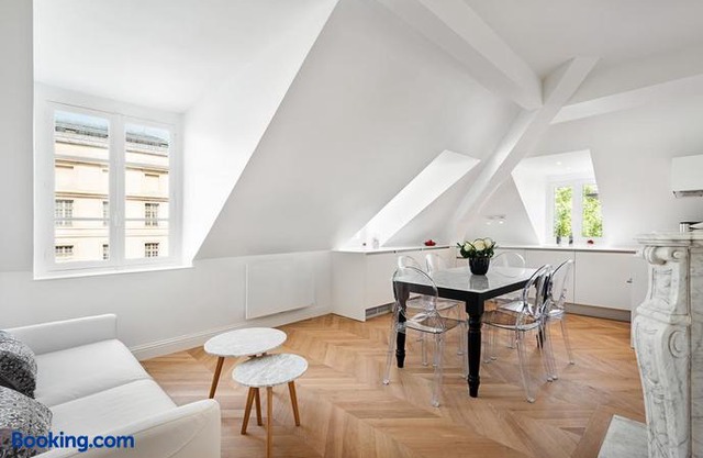 Les Demoiselles à Versailles - Au Pied du Château