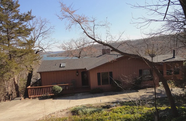Lighthouse-Lake View-Fenced for Pet-Close to Marina!