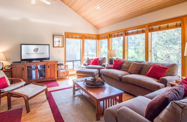 Located on the Woodlands Golf Course, A/C, Free WiFi, Hot Tub - CHER06